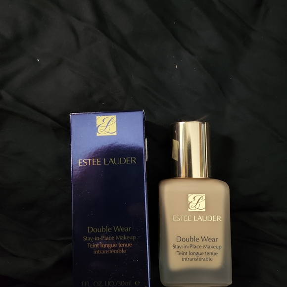 Estee Lauder Double Wear Makeup and Clarins Extra-Firming Jour Set - Picture 5 of 5